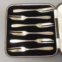 A cased set of hallmarked silver cake forks, weight 2.6ozt.