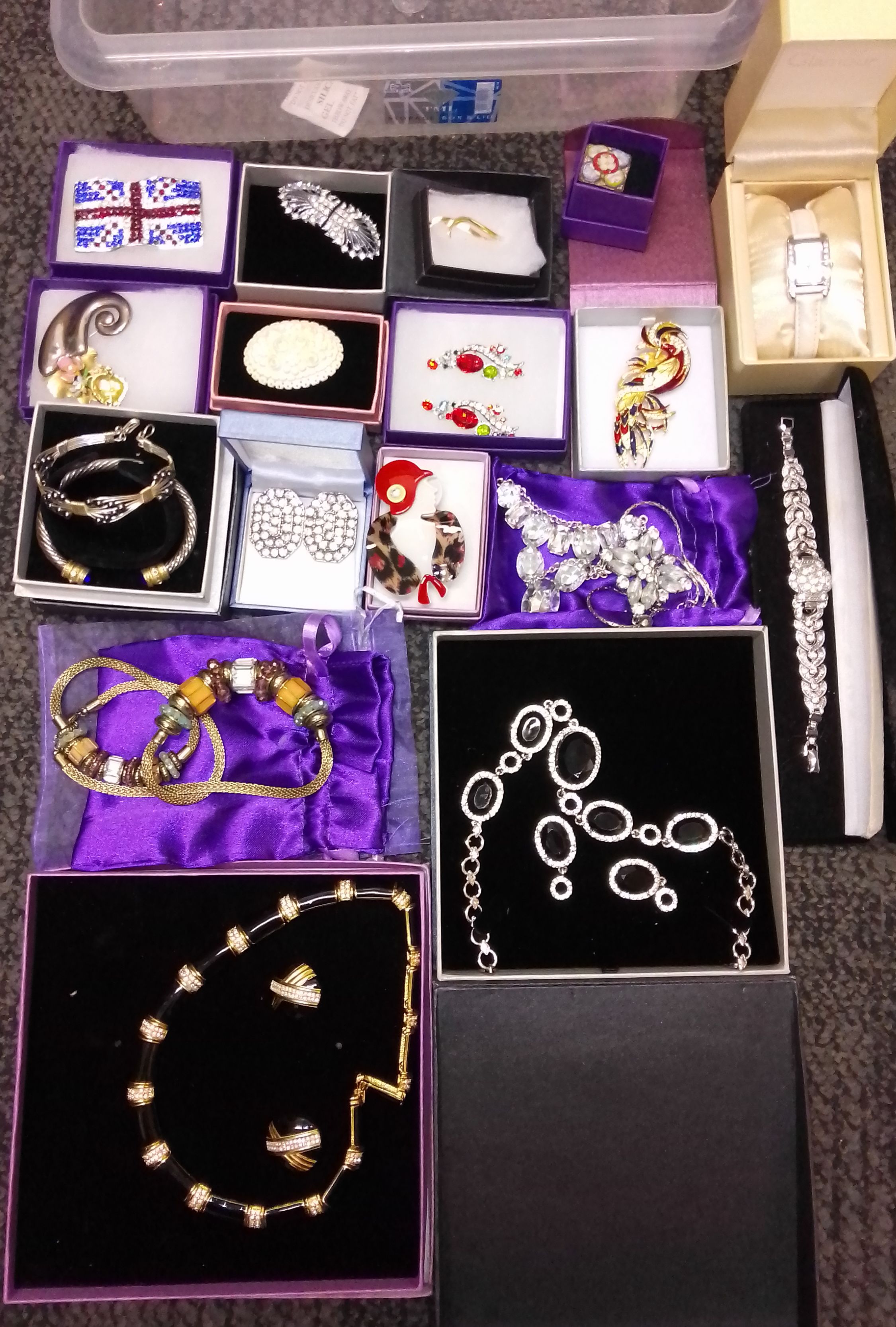 A quantity of assorted costume jewellery.