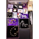 A quantity of assorted costume jewellery.