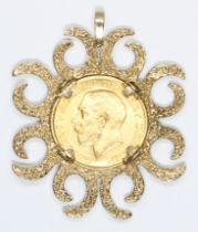 George V 1913 sovereign, hallmarked 9ct gold pendant mount, length 48mm, gross weight 15.8g