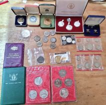 A collection of assorted coins, coin sets & medallions to include a New Zealand 1980 set....