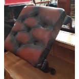 A brown leather Chesterfield footstool. W 47cm x L47cm X H37