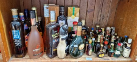 16 bottles of alcoholic beverages including wine, Martini, Port, Drambuie etc, together with