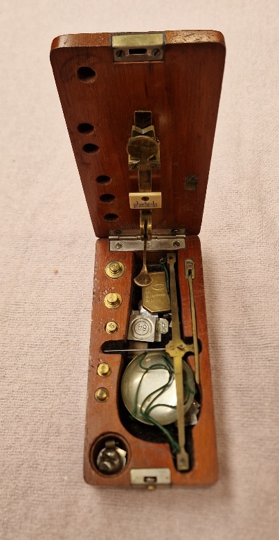 A set of gold/coin scales by H. Kohlbusch, New York.