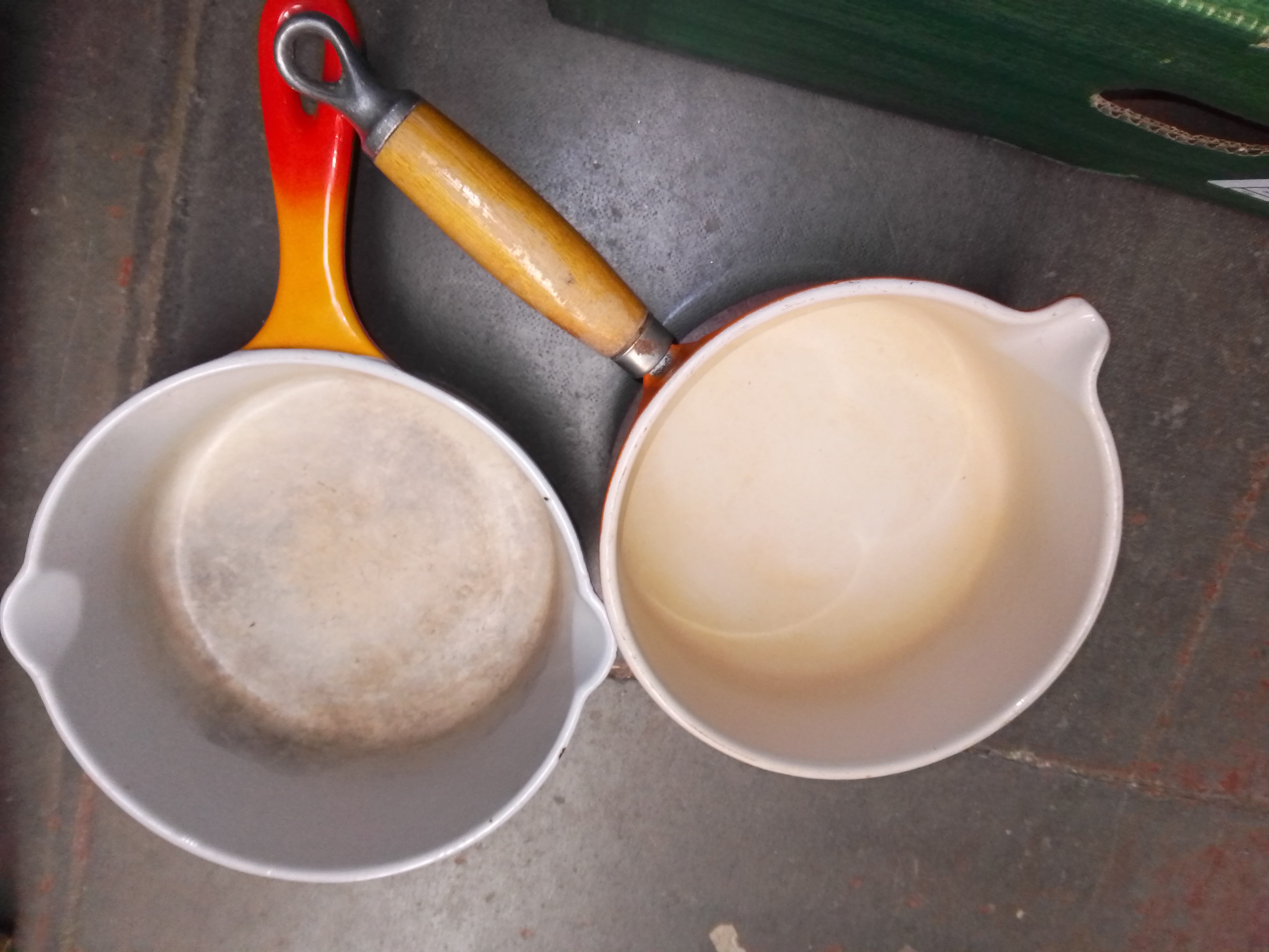 A box of Le Creuset pans and lids - Image 3 of 5