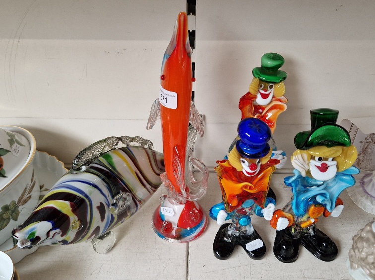 Three Murano glass clowns and two fish.