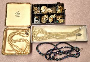 A mixed lot of costume jewellery including vintage brooches, simulated pearls, etc.