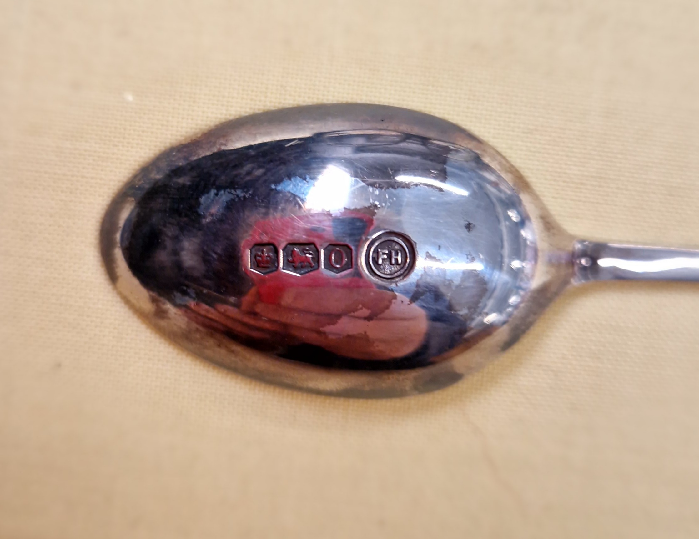 A cased set of six hallmarked silver teaspoons. - Image 2 of 2