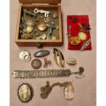 A wooden box of assorted antique and vintage jewellery including yellow metal, a Ruskin type