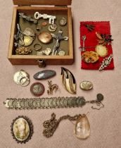 A wooden box of assorted antique and vintage jewellery including yellow metal, a Ruskin type