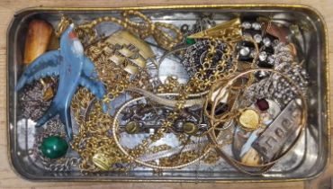A tin of assorted mainly vintage jewellery including hallmarked silver and yellow metal etc.