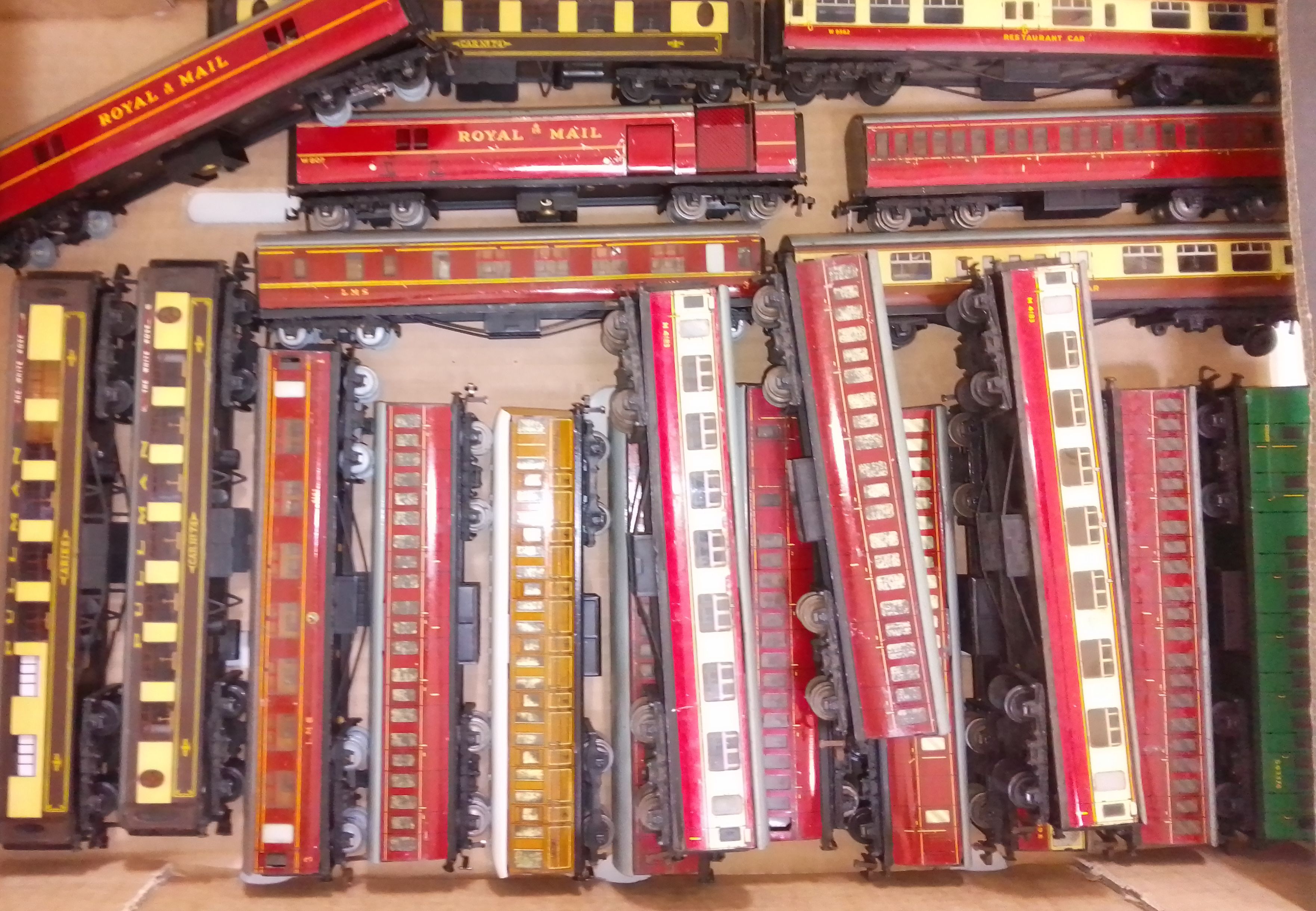 A group of 21 Hornby Dublo 00 gauge carriages including Royal Mail and Pullman etc.
