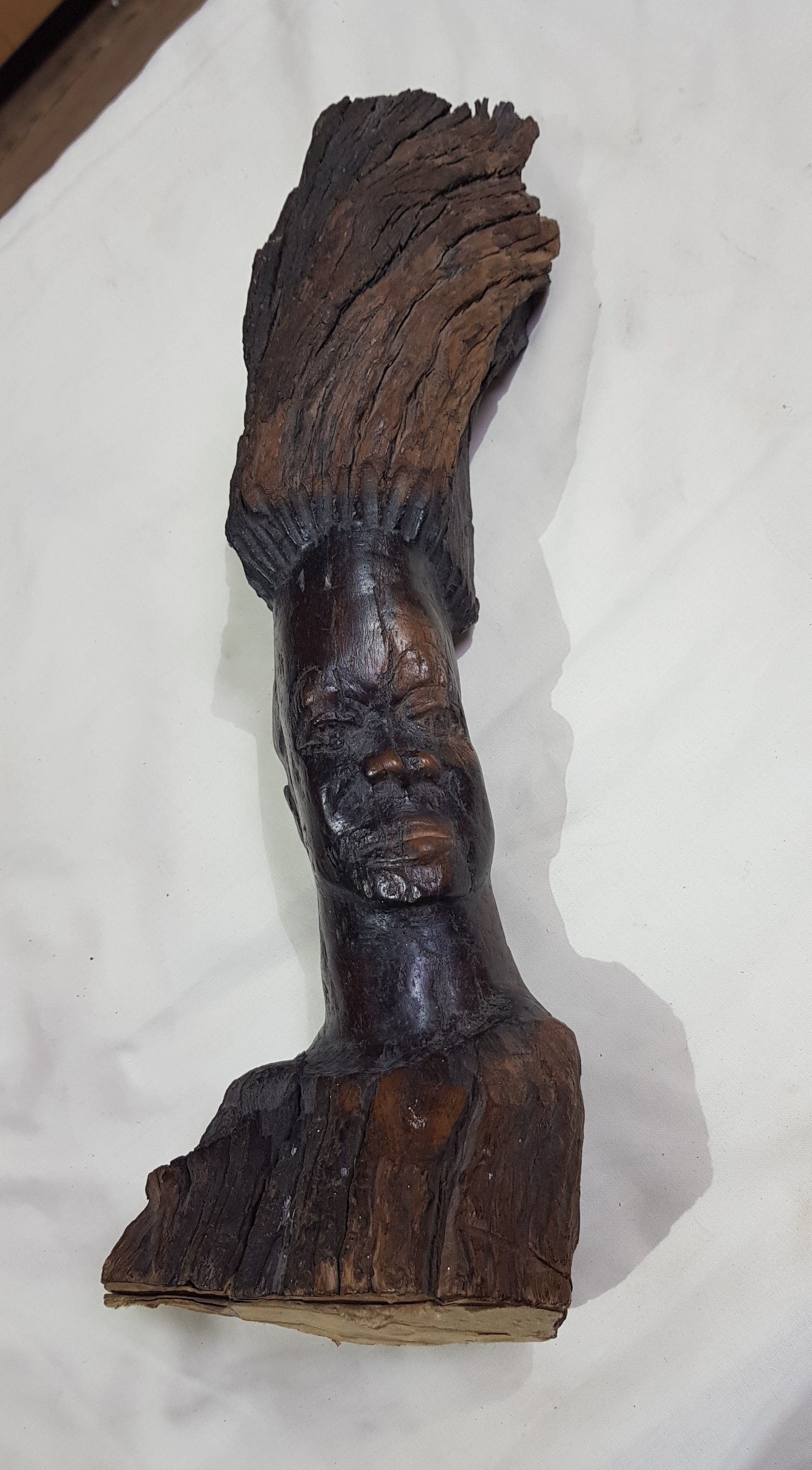 A box of assorted African items incl two figures one from a root carving - Bild 7 aus 8