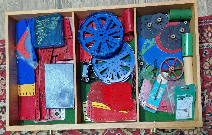 A Meccano four drawer wooden chest and contents including outfit no.10 instructions etc. - Bild 3 aus 6