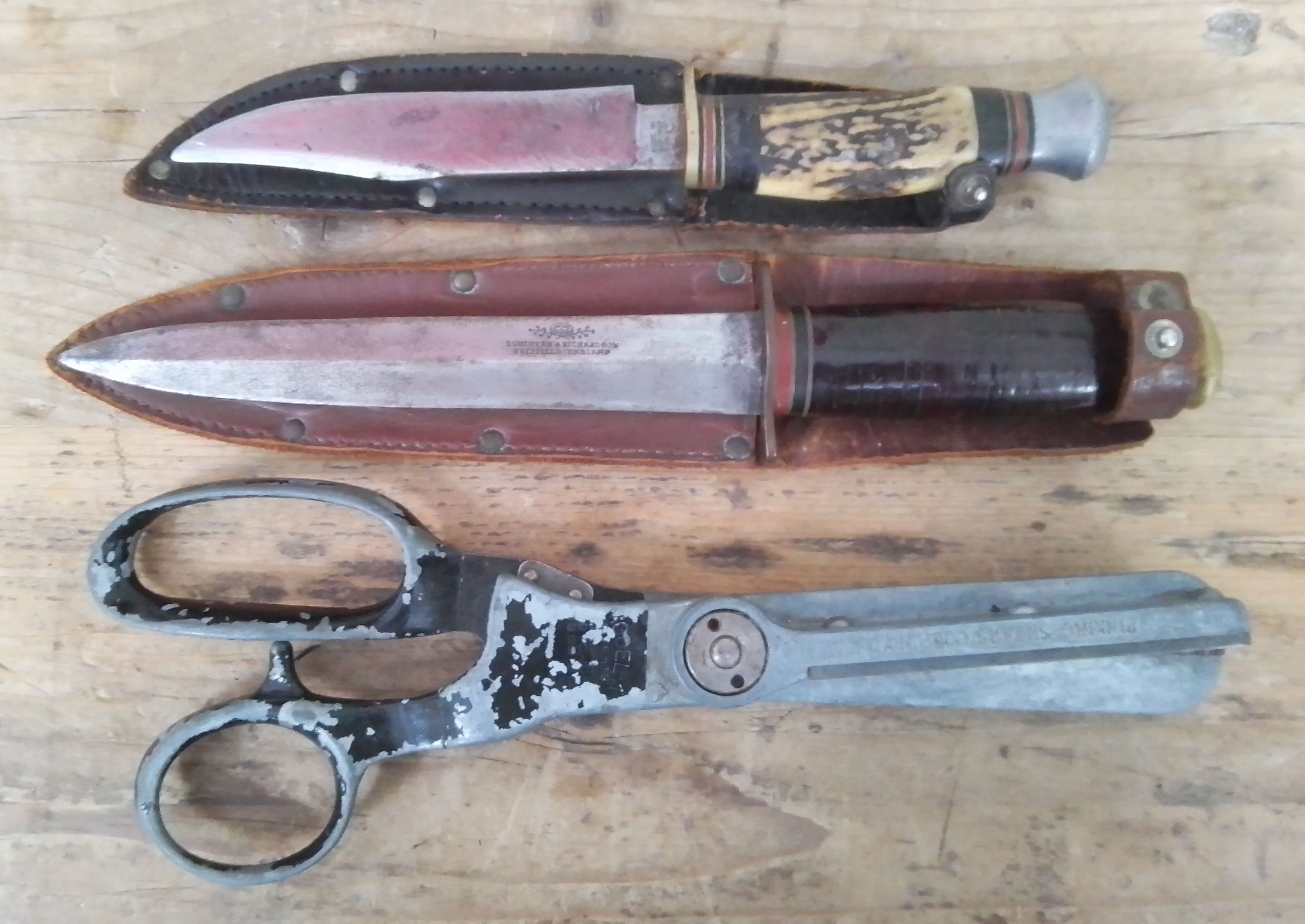 Two hunting knives & a pair of pinking shears.
