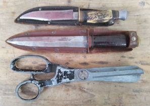 Two hunting knives & a pair of pinking shears.