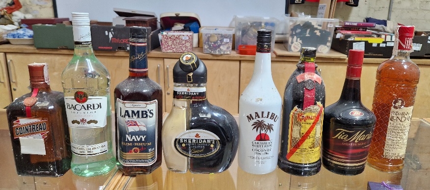 A box of assorted liquors. - Bild 2 aus 3