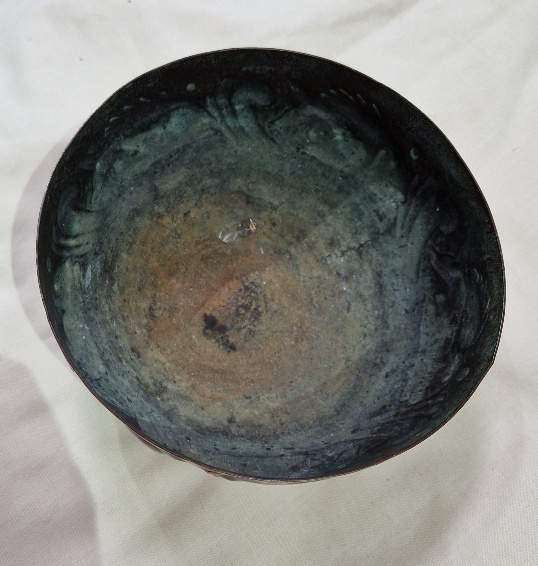 A Newlyn style Arts & Crafts copper bowl decorated with fish, diameter 15cm. - Image 2 of 2