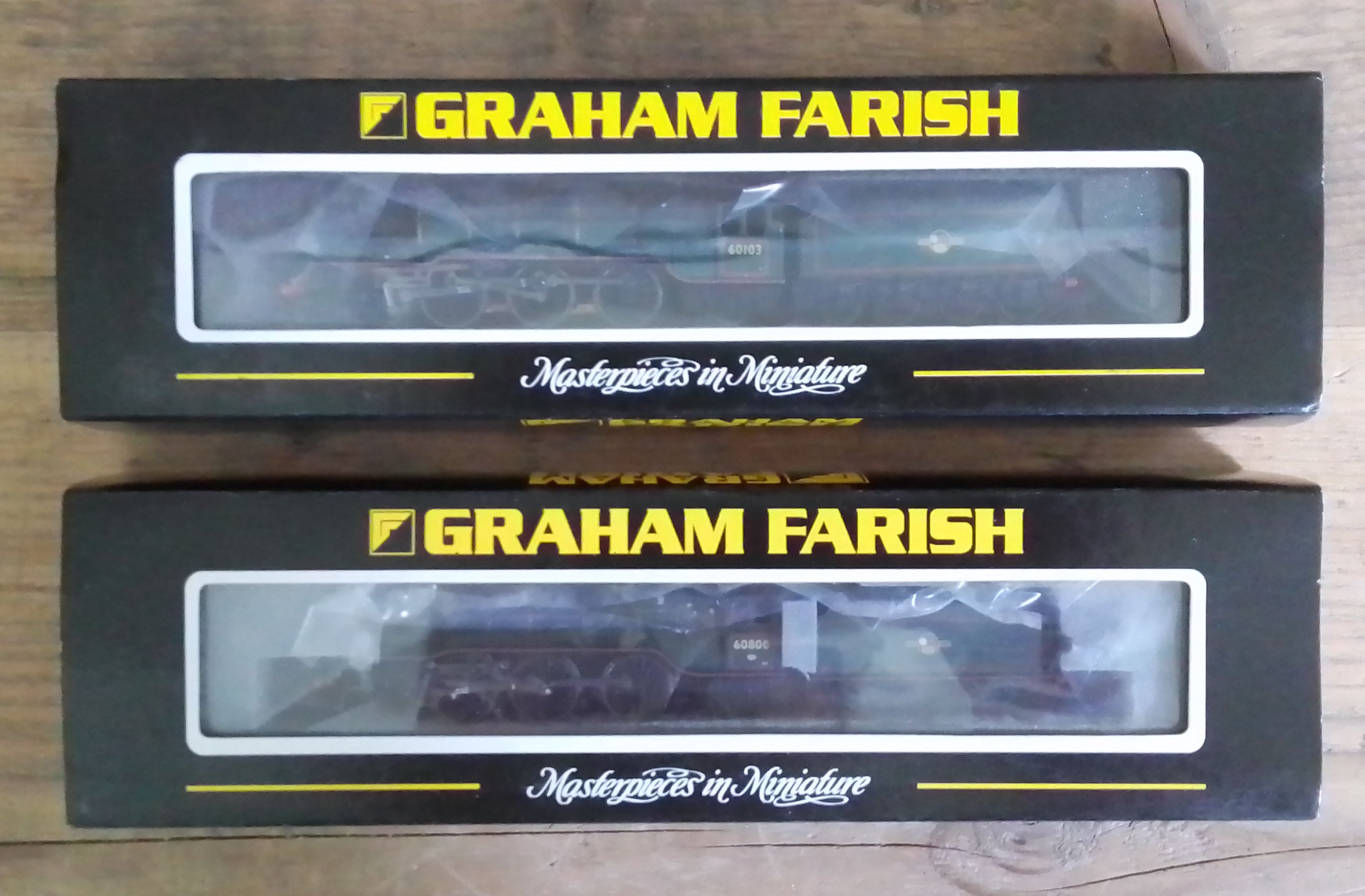 Two Graham Farish by Bachmann N gauge model engines: Green Arrow 60800 and Flying Scotsman 60103