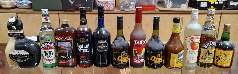 A box of assorted liquors. - Bild 2 aus 3