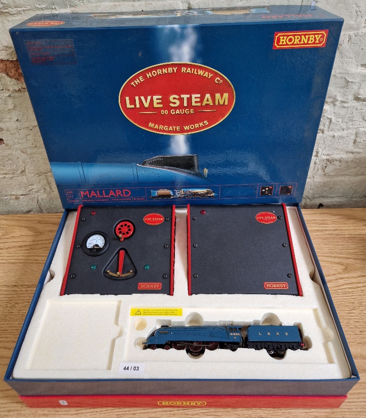 A Hornby 00 gauge 4-6-2 Class A4 precision engineered LNER "Mallard" live steam powered locomotive