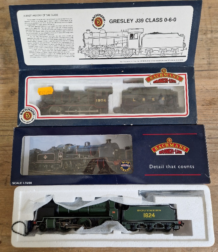 Two Bachmann 00 gauge locomotives & tenders, 32-153 n class 1824 lined southern green & 31-850 J39