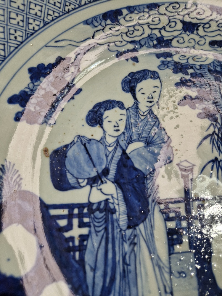 A Chinese blue and white porcelain charger, 19th century, unmarked, diameter 40.5cm. - Image 8 of 9