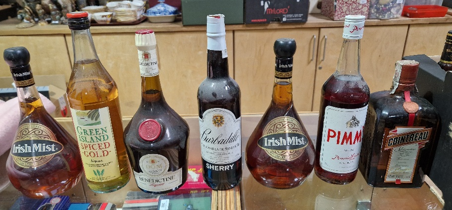 A box of assorted liquors. - Bild 2 aus 4