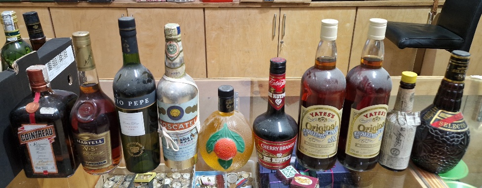 A box of assorted liquors. - Bild 3 aus 4