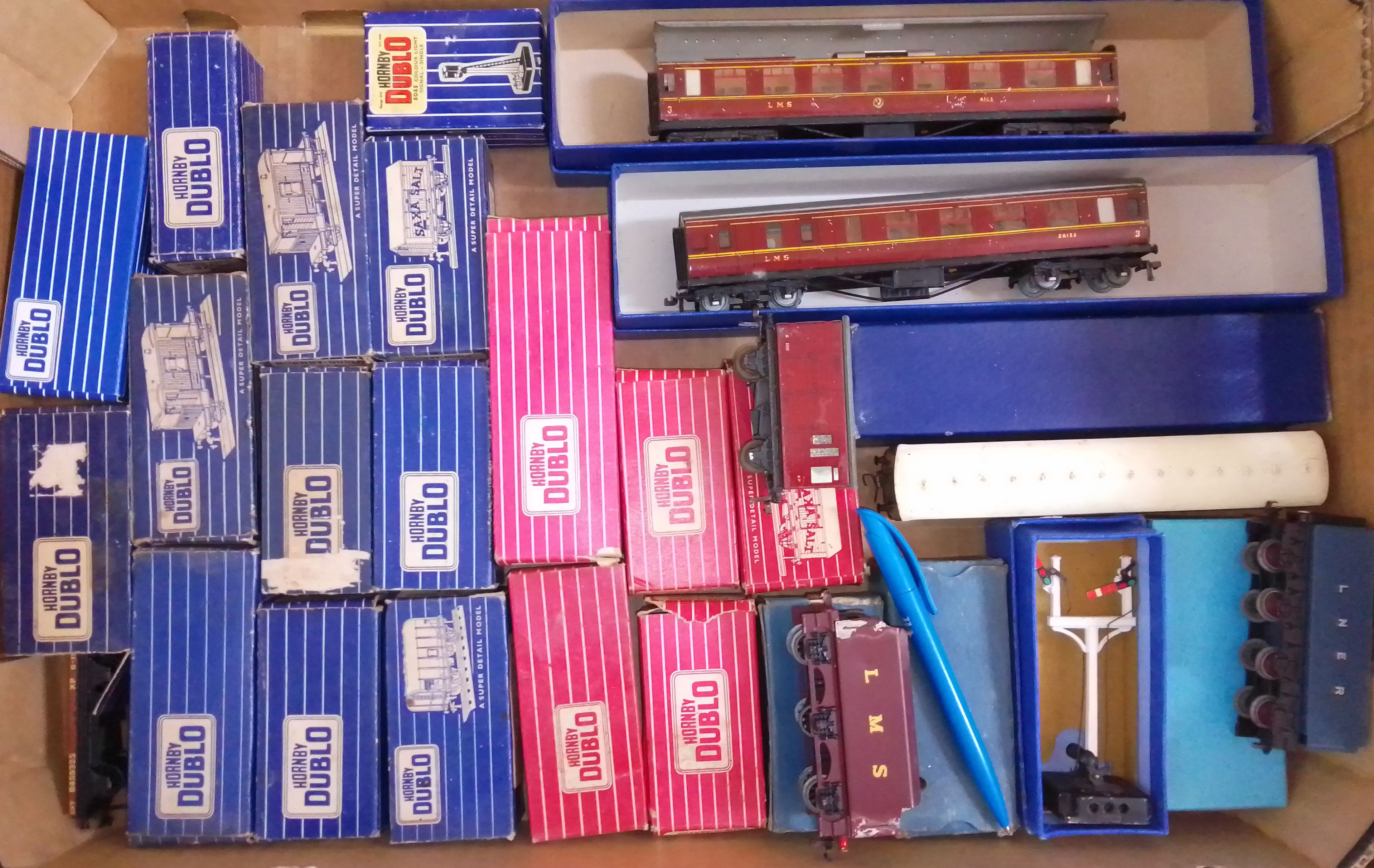 A box of Hornby Dublo accessories.