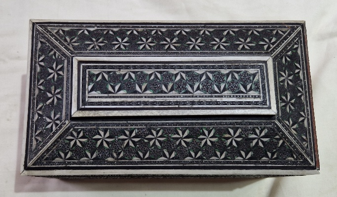 An Indian 19th century Vizagapatam bone inlaid tea caddy, length 23cm. - Image 9 of 9