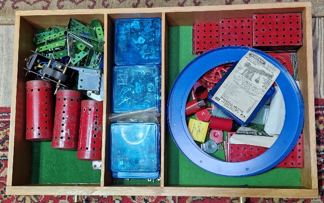 A Meccano four drawer wooden chest and contents including outfit no.10 instructions etc. - Bild 5 aus 6