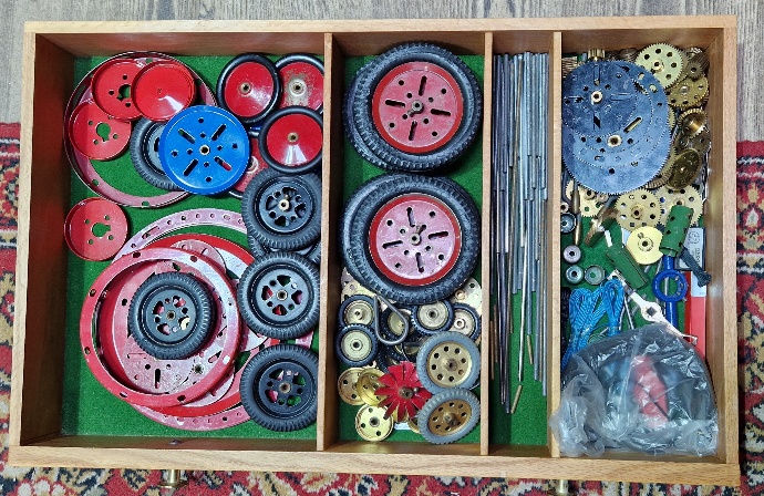 A Meccano four drawer wooden chest and contents including outfit no.10 instructions etc. - Image 4 of 6