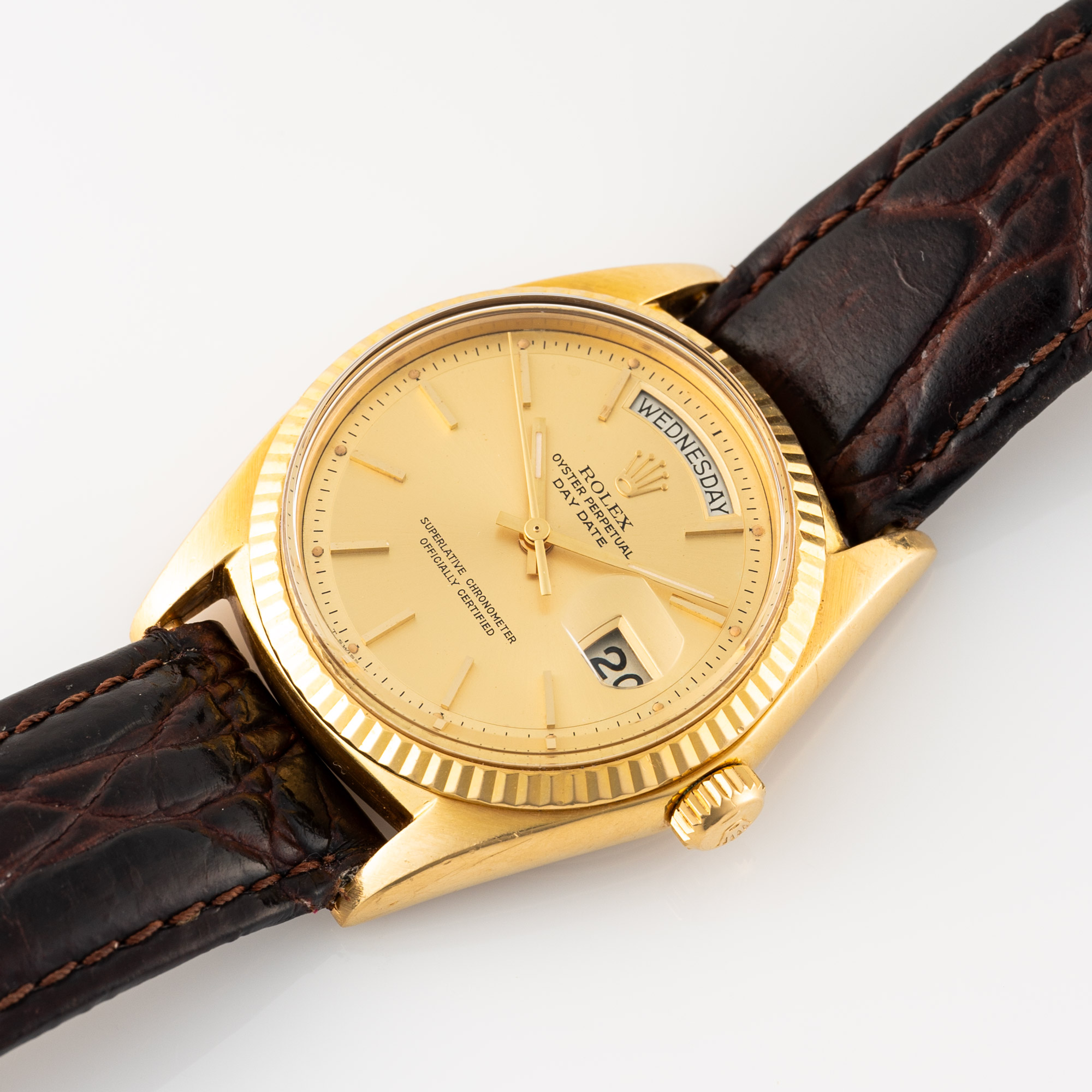 A GENTLEMAN'S SIZE 18K SOLID YELLOW GOLD ROLEX OYSTER PERPETUAL DAY DATE WRIST WATCH CIRCA 1971, - Image 3 of 8