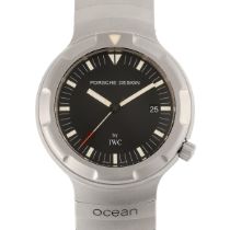 A GENTLEMAN'S SIZE TITANIUM IWC PORSCHE DESIGN OCEAN 2000 AUTOMATIC BRACELET WATCH CIRCA 1980s, REF.