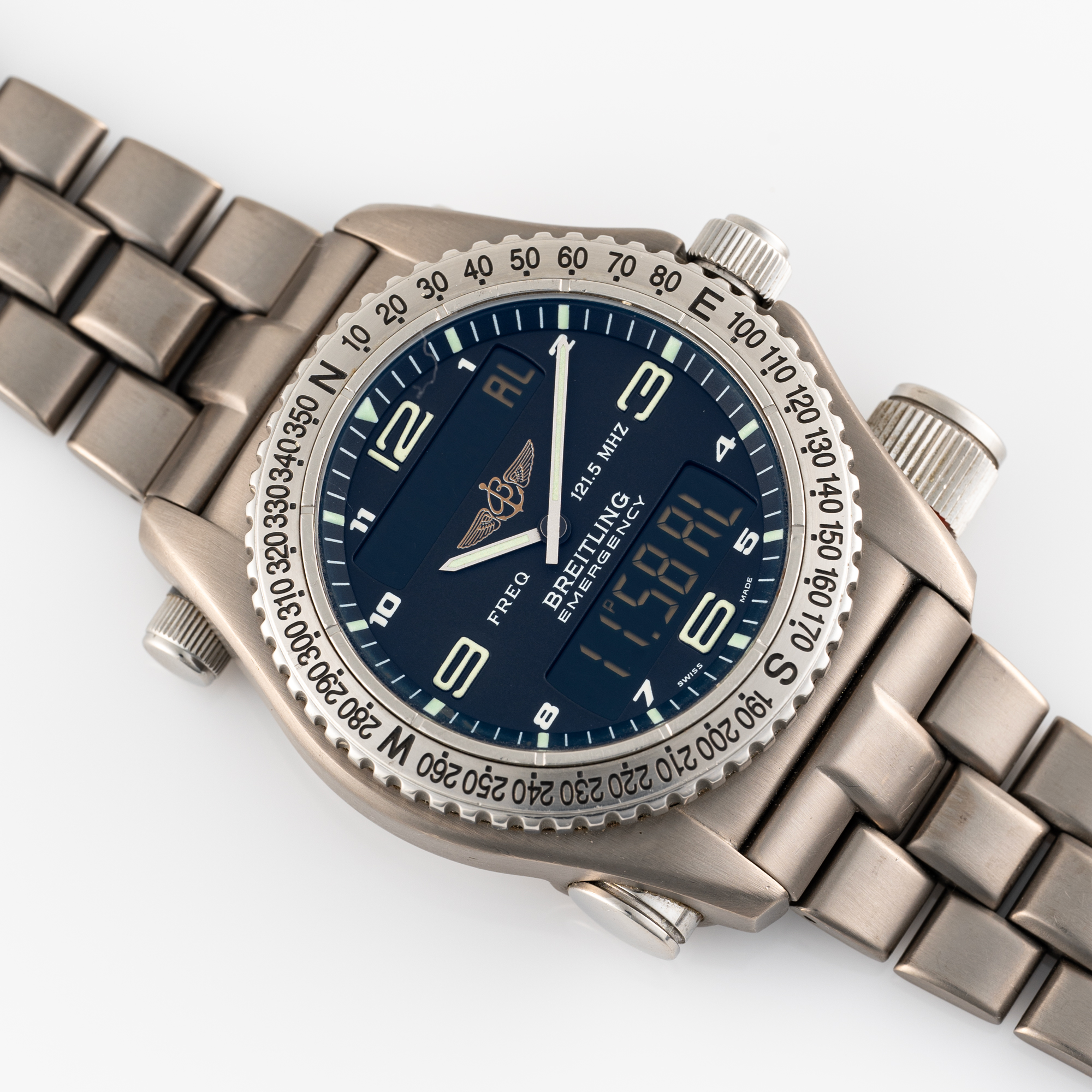 A GENTLEMAN'S SIZE TITANIUM BREITLING EMERGENCY BRACELET WATCH CIRCA 2000, REF. E56121  Movement: - Image 4 of 8