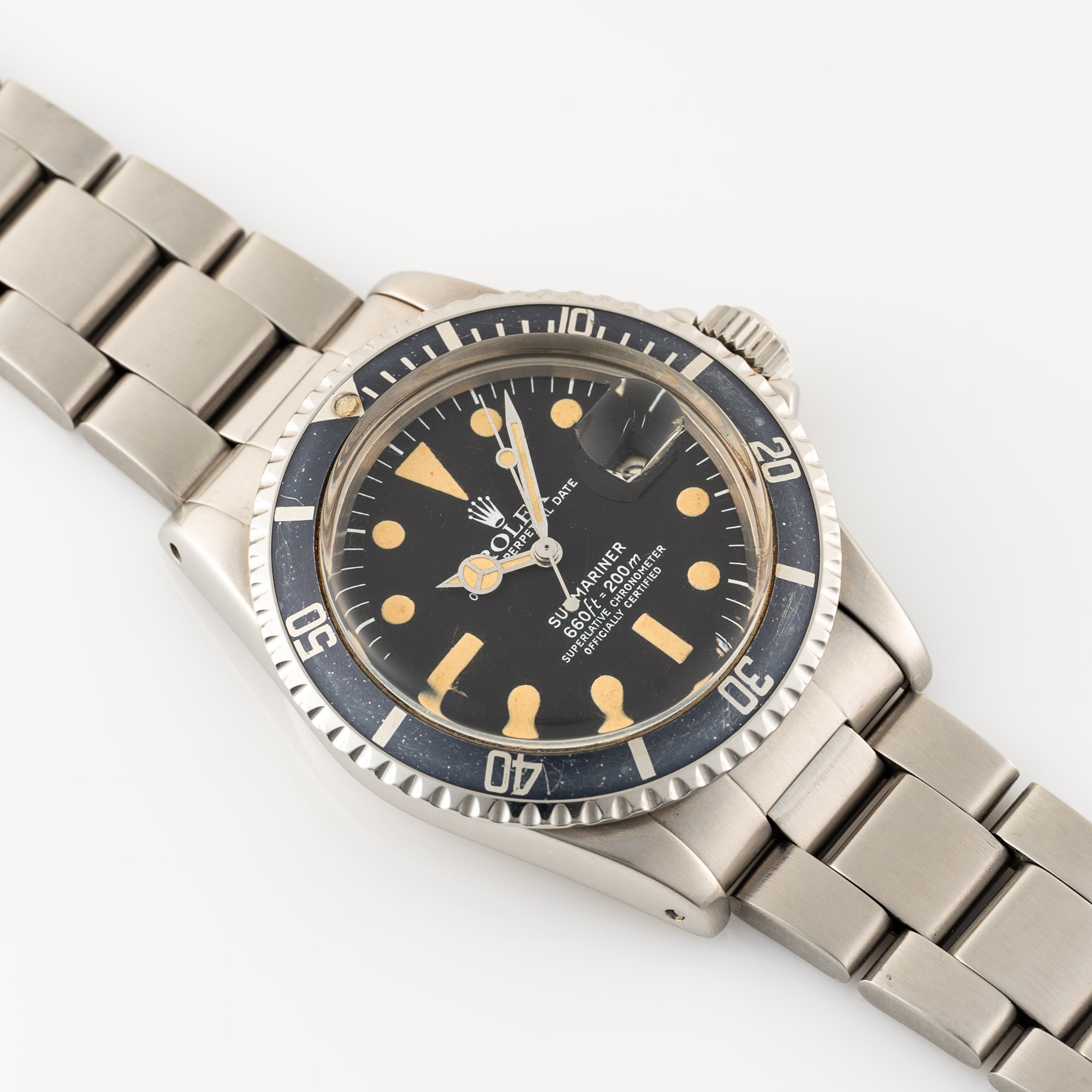 A GENTLEMAN'S SIZE STAINLESS STEEL ROLEX OYSTER PERPETUAL DATE SUBMARINER BRACELET WATCH CIRCA 1979, - Image 4 of 10