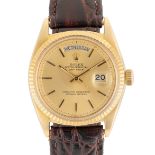 A GENTLEMAN'S SIZE 18K SOLID YELLOW GOLD ROLEX OYSTER PERPETUAL DAY DATE WRIST WATCH CIRCA 1971,