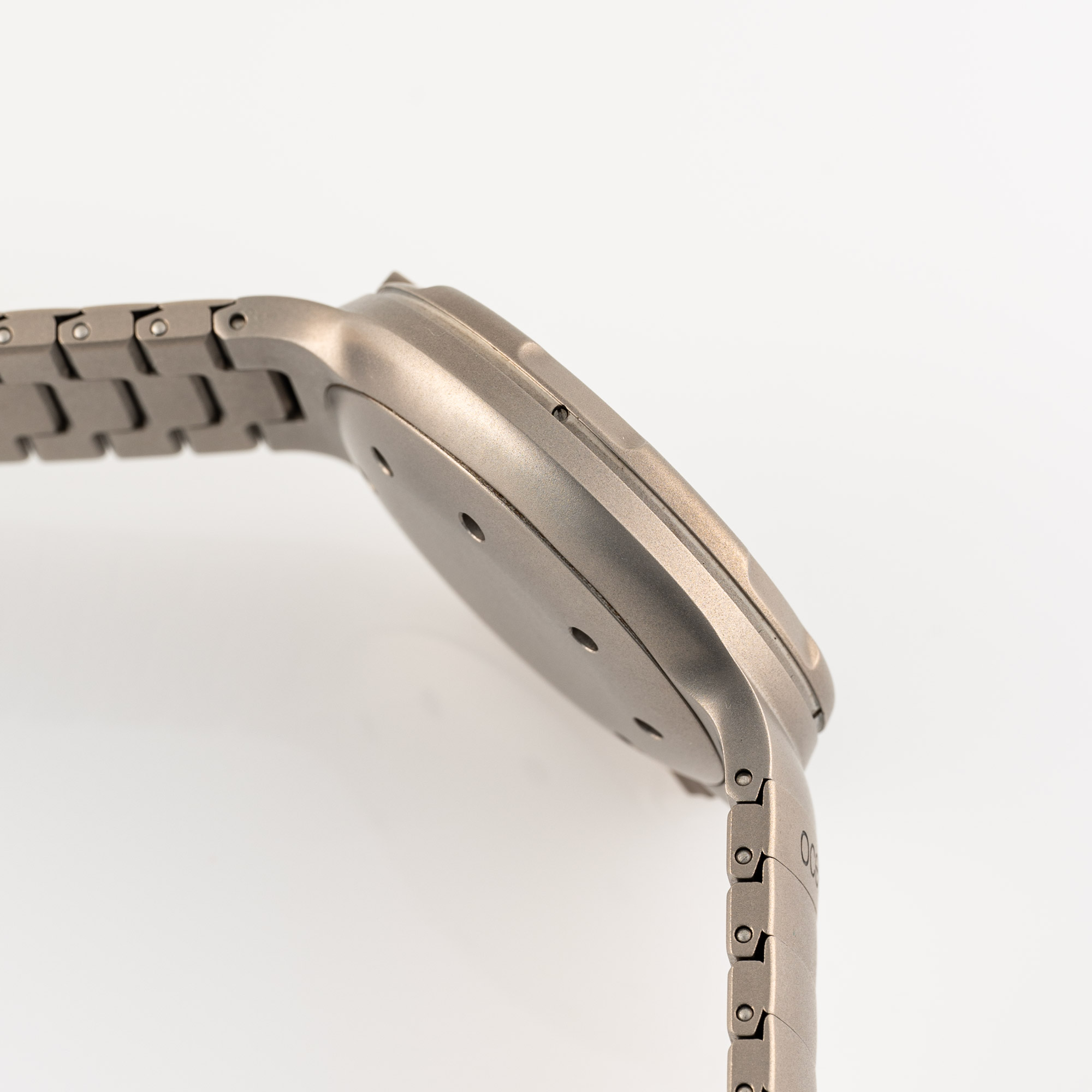 A GENTLEMAN'S SIZE TITANIUM IWC PORSCHE DESIGN OCEAN 2000 AUTOMATIC BRACELET WATCH CIRCA 1980s, REF. - Image 6 of 10