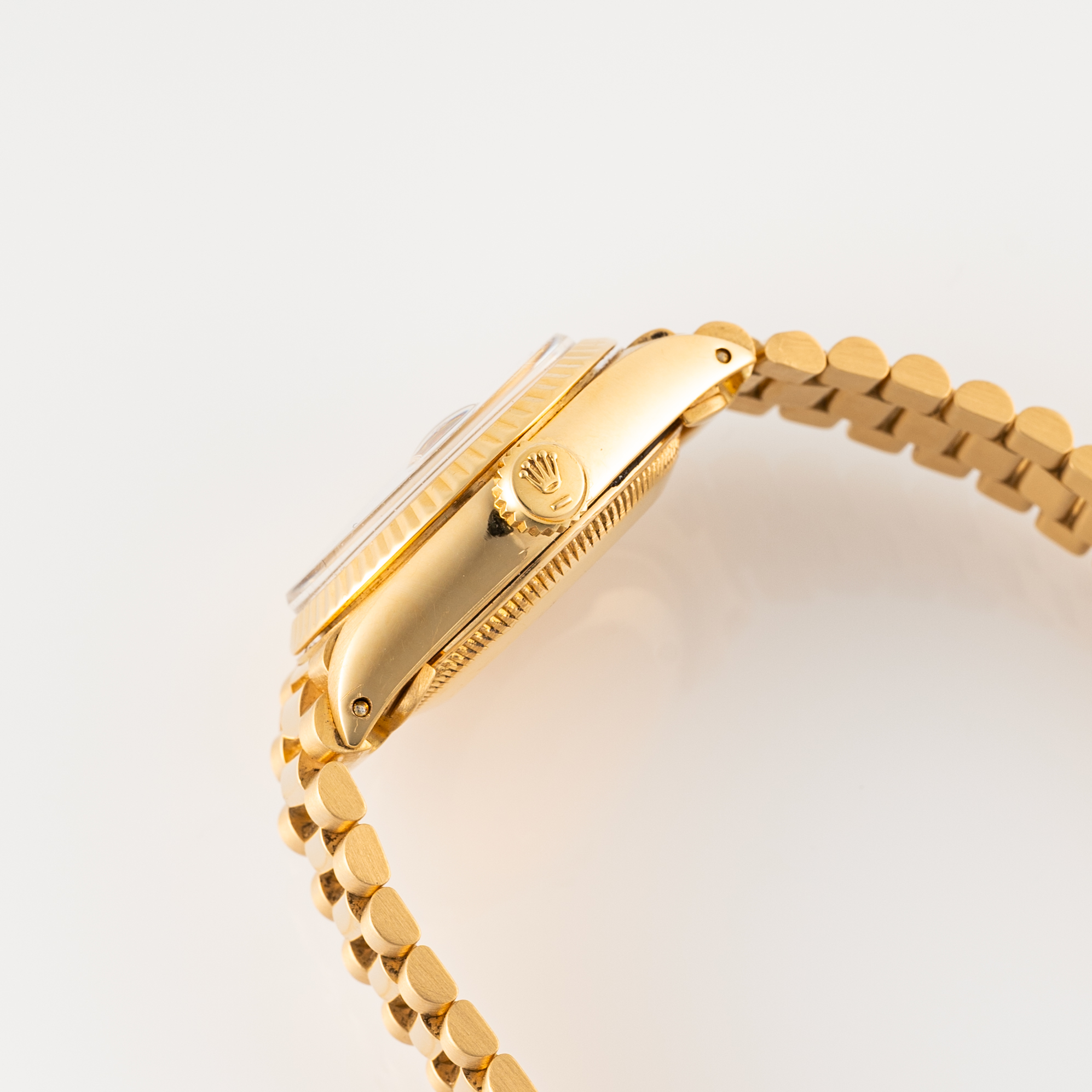 A LADY'S 18K SOLID GOLD ROLEX OYSTER PERPETUAL DATEJUST BRACELET WATCH CIRCA 1979, REF. 6917/8 - Image 6 of 9