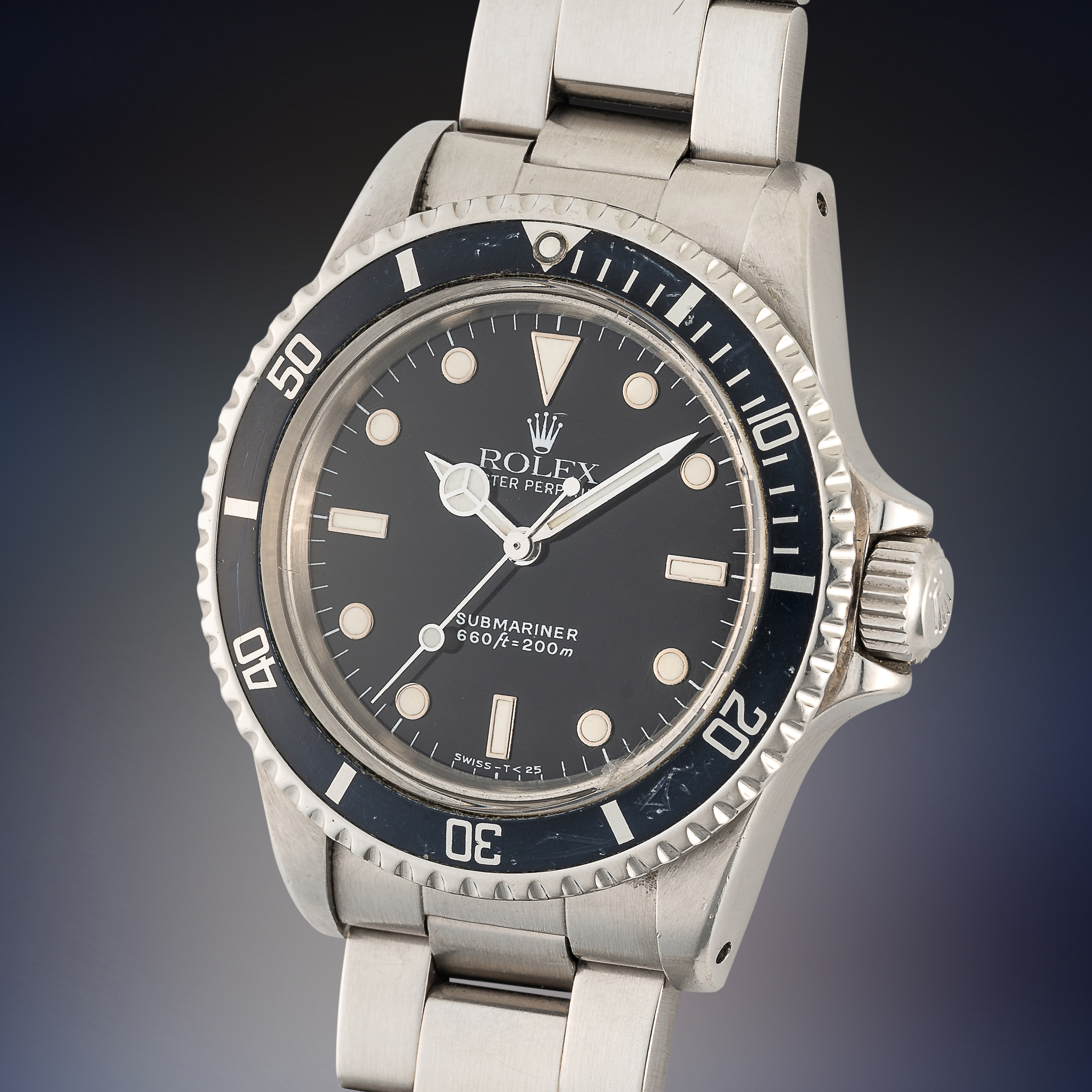 A GENTLEMAN'S SIZE STAINLESS STEEL ROLEX OYSTER PERPETUAL SUBMARINER WRIST WATCH CIRCA 1989, REF.