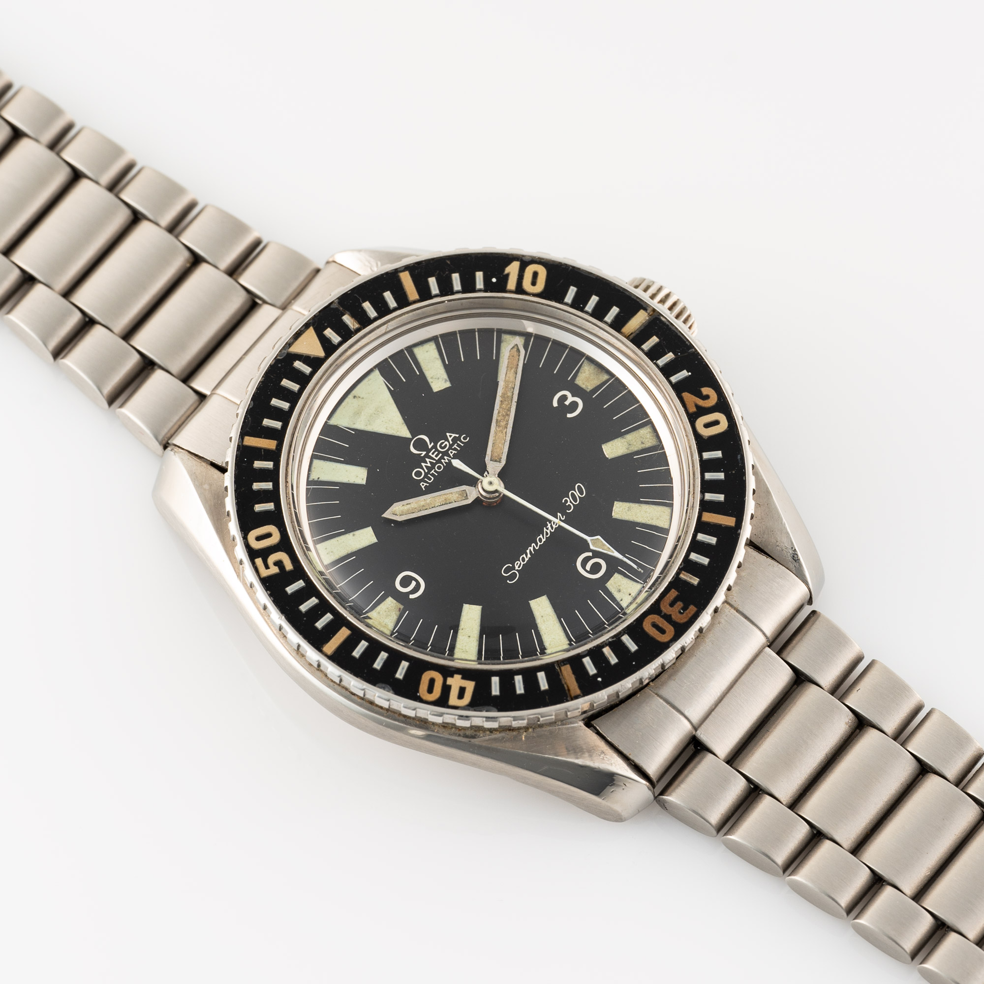 A GENTLEMAN'S SIZE STAINLESS STEEL OMEGA SEAMASTER 300 DIVERS BRACELET WATCH CIRCA 1965, REF. 165. - Image 5 of 10