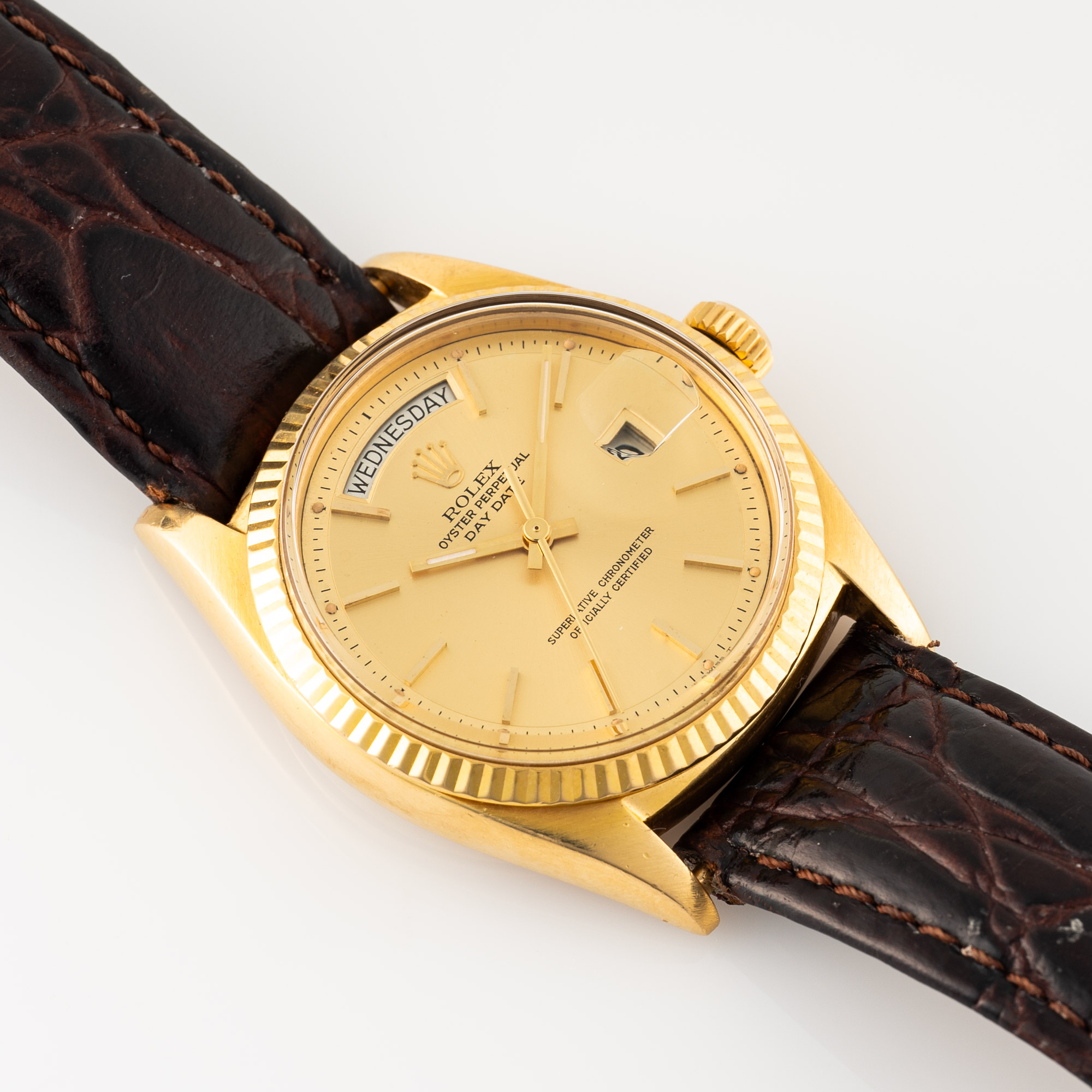 A GENTLEMAN'S SIZE 18K SOLID YELLOW GOLD ROLEX OYSTER PERPETUAL DAY DATE WRIST WATCH CIRCA 1971, - Image 4 of 8