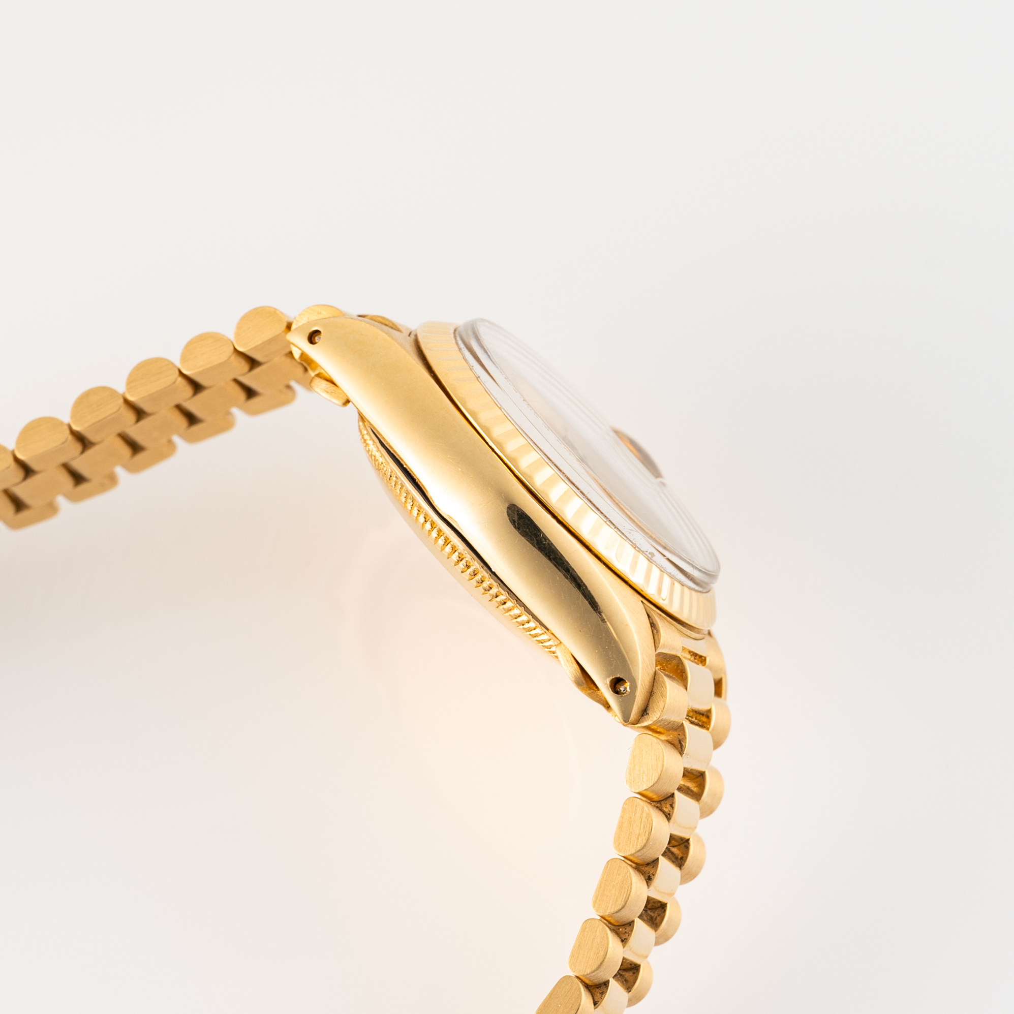 A LADY'S 18K SOLID GOLD ROLEX OYSTER PERPETUAL DATEJUST BRACELET WATCH CIRCA 1979, REF. 6917/8 - Image 5 of 9