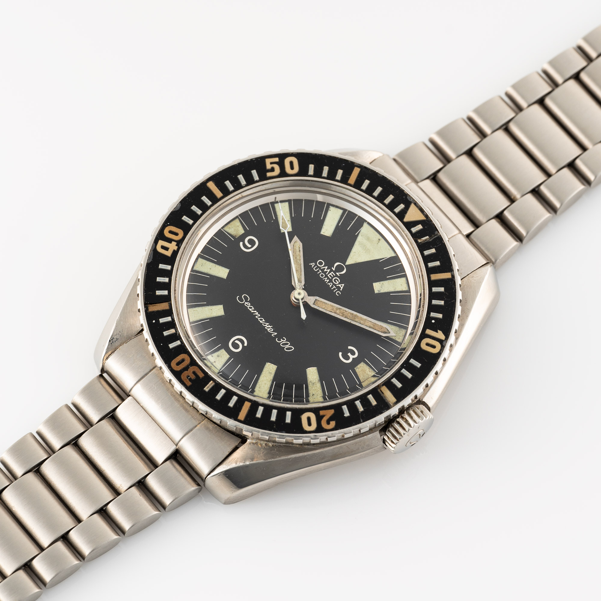 A GENTLEMAN'S SIZE STAINLESS STEEL OMEGA SEAMASTER 300 DIVERS BRACELET WATCH CIRCA 1965, REF. 165. - Image 4 of 10