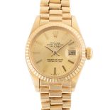 A LADY'S 18K SOLID GOLD ROLEX OYSTER PERPETUAL DATEJUST BRACELET WATCH CIRCA 1977, REF. 6917/8