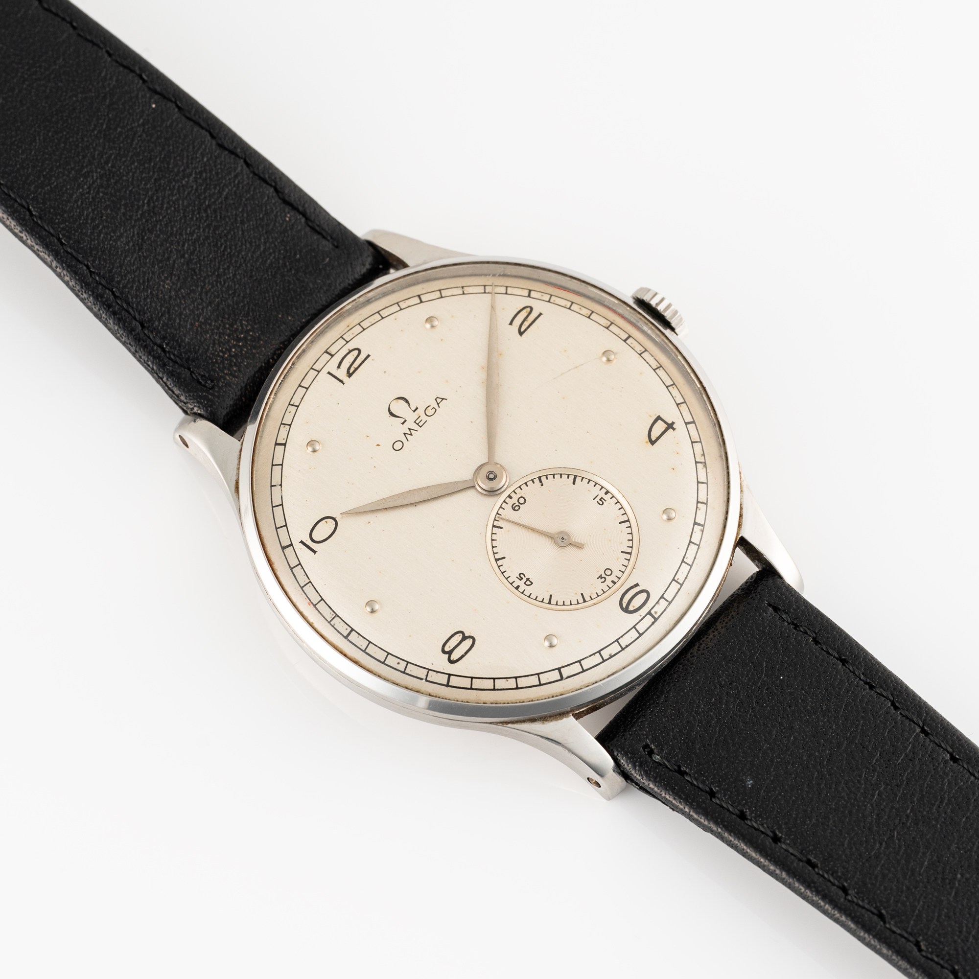A GENTLEMAN'S SIZE STAINLESS STEEL OMEGA WRIST WATCH CIRCA 1940s, REF. 2340/1 Movement: 15J, - Image 3 of 8