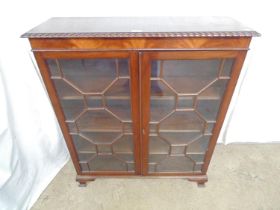 Edwardian Maple & Co. mahogany glazed display cabinet, the two doors opening to three adjustable