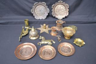 Quantity of brass and copper ware to include: pair of Art Nouveau copper plates with shaped