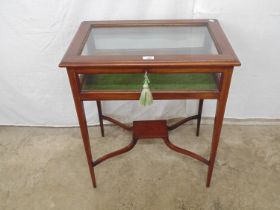 Edwardian mahogany bijouterie table with inlaid glazed lift top lid, standing on four tapering